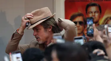 Aktor Brad Pitt berpose selama acara karpet merah untuk film "Once Upon a Time In Hollywood" di Mexico City (12/8/2019). Film "Once Upon a Time In Hollywood"  akan diputar di Mexico City pada Agustus 23.  (AP Photo/Marco Ugarte)