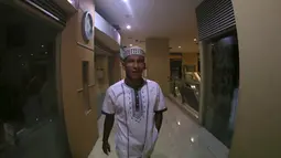 Pemain Sriwijaya FC Musafri usai melakukan sholat maghrib di Kawasan Hotel Bidakara, Jakarta, Sabtu (17/10/2015). (Bola.com/Nicklas Hanoatubun)