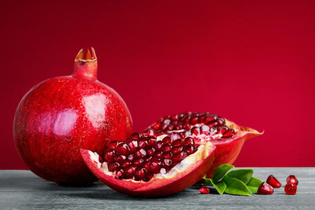 Buah delima si merah yang memiliki banyak manfaat untuk kecantkkan termasuk mengatasi jerawat bandel | Photo: Copyright Thinkstockphotos.com