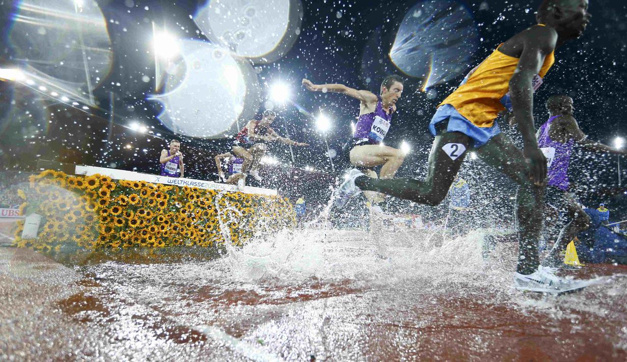Para pelari berlomba di nomor lari halang rintang 3000m Liga Berlian IAAF di Zurich, Swiss. (3/9/2015). (Reuters/Arnd Wiegmann)