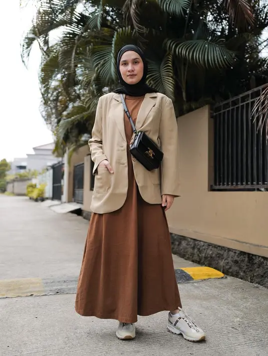 <p>Outfit ala Dwi Handayani ini bisa jadi ide outfit ke kantor. Padukan gamis panjangmu dengan oversized blazer. Pilihan hijab model pashmina cocok untuk melengkapi outfit ini. [Instagram/dwihandaanda]</p>