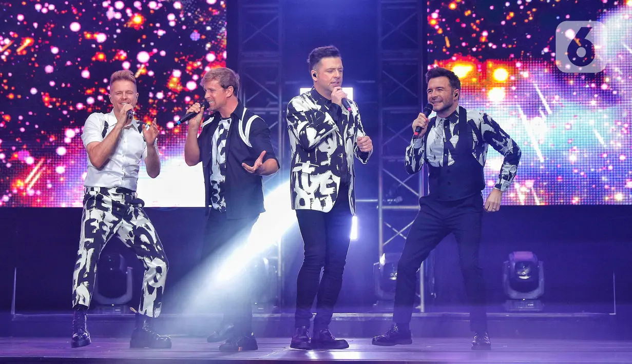 Grup boyband Westlife tampil pada konsernya yang bertajuk “Westlife The Wild Dreams Tour 2023 Jakarta” di Stadion Madya GBK, Jakarta, Sabtu (11/2/2023). Tak butuh waktu lama bagi boyband Westlife membakar semangat penonton di konser bertajuk The Wild Dreams Tour 2023. (Liputan6.com/Angga Yuniar)