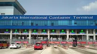 Suasana Jakarta International Container Terminal (JICT) yang lumpuh total akibat mogok pekerja. (Moch Harun Syah/Liputan6.com)