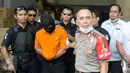 Seorang tersangka pembuat jamu dan obat palsu berhasil ditangkap Polda Metro Jaya, Jakarta, Jumat (28/10). Gudang pembuatan obat dan jamu palsu ini beromset miliaran rupiah setiap bulannya. (Liputan6.com/Yoppy Renato)