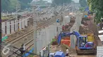 Lokasi pembangunan proyek jalur kereta menuju bandara Soetta yang masih dalam tahap pengerjaan,  Jakarta, Senin (21/11). PT KAI menargetkan jalur kereta tersebut akan rampung pada Semester I 2017 atau sekitar Juni-Juli 2017. (Liputan6.com/Angga Yuniar)