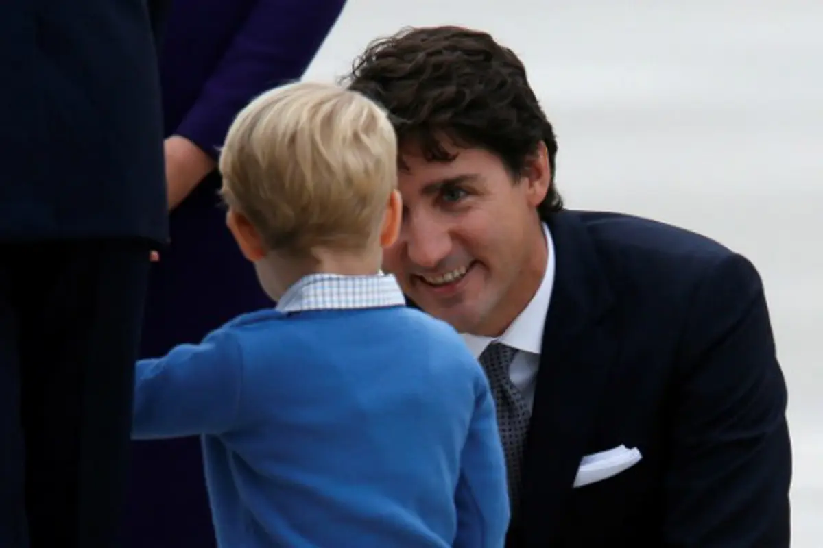 Pangeran George menolak ketika diajak tos oleh PM Trudeau