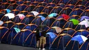 Peserta bersiap berkemah saat acara Festival Teknologi Campus Party di Sao Paulo, Brasil, Selasa (30/1). (Nelson ALMEIDA/AFP)