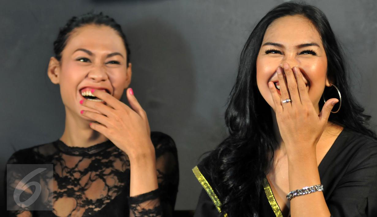 Anggota Forum Komunikasi Waria Indonesia Lucky Diah Pitaloka (kanan) mengikuti acara launching stiker chat istilah slang populer, Jakarta, (6/1). (Liputan6.com/Yoppy Renato)