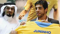 Gelandang Brasil, Juninho memegang seragam klub barunya, Al Gharrafa, bersama kaptei tim, Saad al-Shammari seusai meneken kontrak dua tahun dengan klub Qatar itu di Doha pada 17 Juni 2009. AFP PHOTO/KARIM JAAFAR