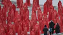 Fotografer Spencer Tunick (tengah) saat membuat karyanya di atap sebuah supermarket di Melbourne (9/7). Tunick dikenal kerap membuat foto bugil massal sebagai bagian dari karya seni untuk memprotes sejumlah isu global. (AFP Photo/Paul Crock)