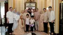 Pada momen Lebaran 2024 lalu, keluarga Chand Kelvin dan Dea Sahirah bertemu. 6 tahun pacaran, dua keluarga sudah sangat dekat. Terlihat juga Inneke Koesherawati di momen Lebaran ini. Hubungannya cukup lama disembunyikan, tentunya banyak yang tak menyadari jika kedekatan Chand Kelvin dan Dea Sahirah di momen Lebaran ini adalah sepasang kekasih. (Liputan6.com/IG/@chand_kelvin)