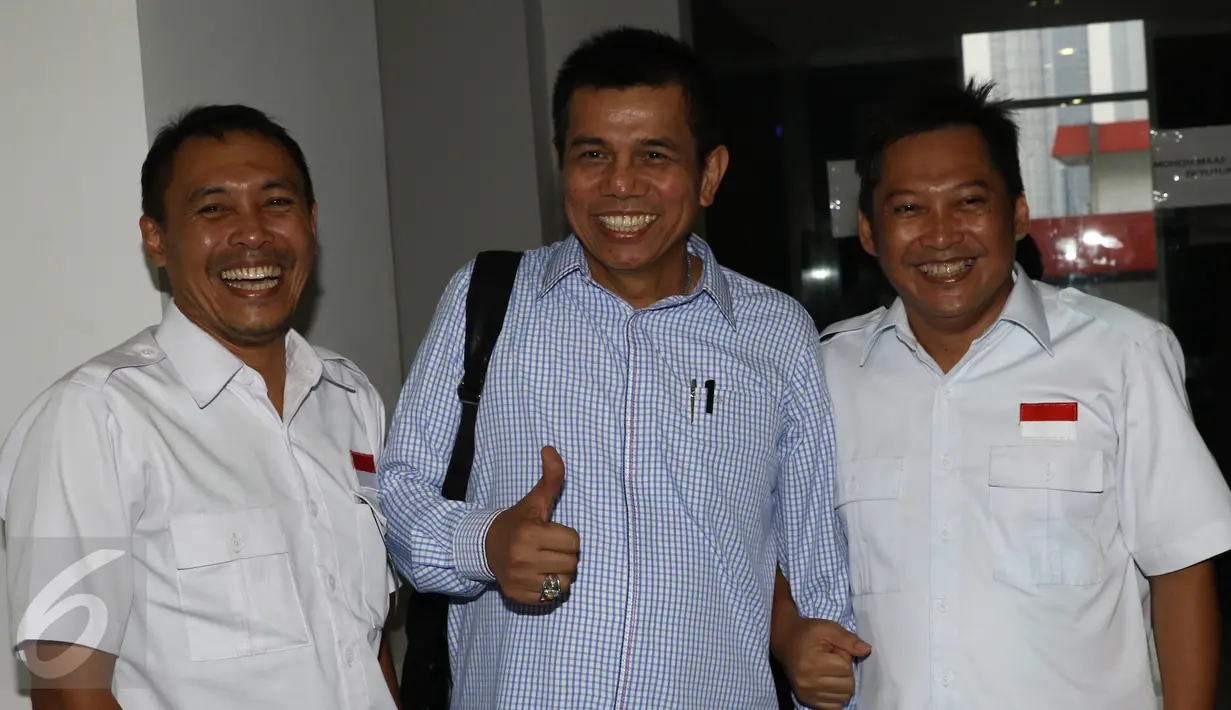 Terdakwa Setiyardi Budiono (kanan)  Darmawan Sepriyossa (kiri) didampingi Kuasa Hukum Hinca Pandjaitan saat akan menjalani  sidang di gedung PN Jakarta Pusat, Selasa (17/5). (Liputan6.com/Helmi Afandi)