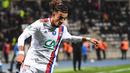 Pemain Lyon, Malo Gusto menggiring bola pada laga babak 64 besar Piala Liga Prancis melawan Paris FC di Charlety Stadium, Paris, 17 Desember 2021. Malo Gusto direkrut Chelsea dengan harga 30 juta euro pada bursa transfer Januari 2023. (AFP/Bertrand Guay)