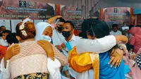 Warga binaan Lapas Perempuan Pekanbaru memeluk ibu dalam peringatan Hari Ibu. (Liputan6.com/M Syukur)