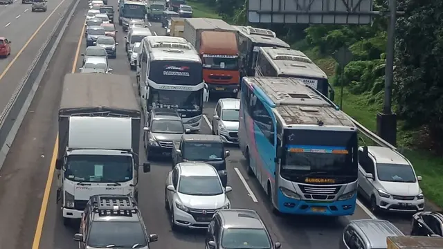 macet total di Tol Cikampek mengarah Jakarta akibat banjir di sejumlah titik. (Liputan6.com/Abramena)