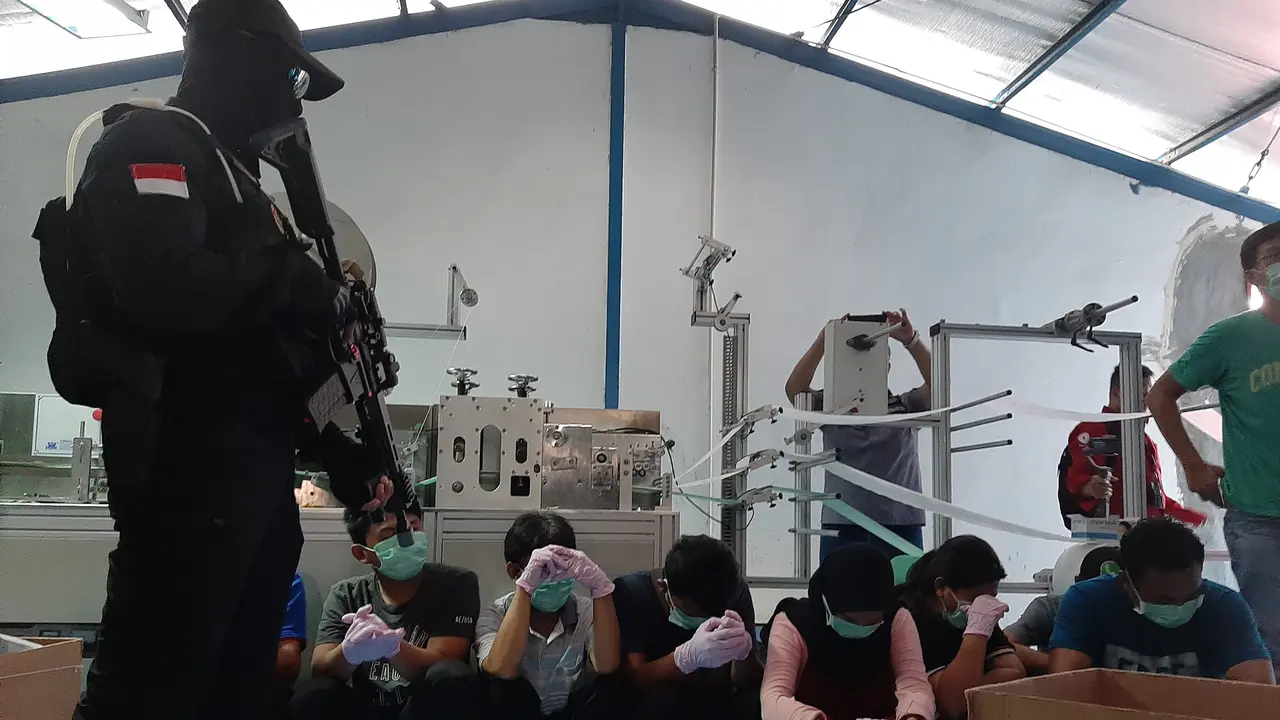 Polisi Gerebek Pabrik Masker Ilegal di Jakarta Utara
