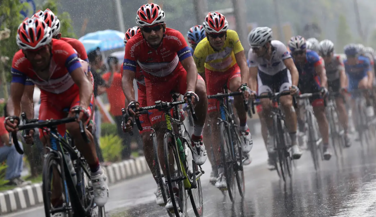 Hutan deras menghadang para pebalap saat melewati Lubuk Sikaping dalam Etape 7 Tour de Singkarak 2015 antara Pasaman-Pasaman Barat, Jumat (9/10/2015). (Bola.com/Arief Bagus)