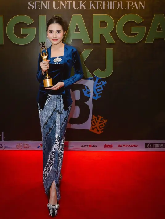 Cantik luar biasa, Prilly Latuconsina tampil mengenakan kebaya kutu baru berwarna biru tua velvet. Sentuhan bros perak di bagian tengah dada, serta padu padan rok batik bernuansa biru yang serasi menyempurnakan penampilan Prilly secara keseluruhan. [Foto: Instagram/prillylatuconsina96]