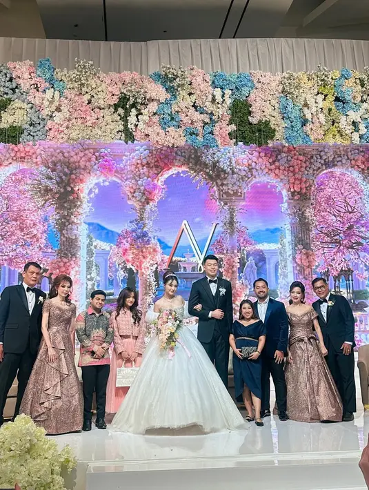 Sedangkan Fadil Jaidi memilih kemeja batik pink dengan motif modern, yang dipadukan dengan celana panjang hitam untuk menciptakan kesan kasual elegan. [@fuji_an].