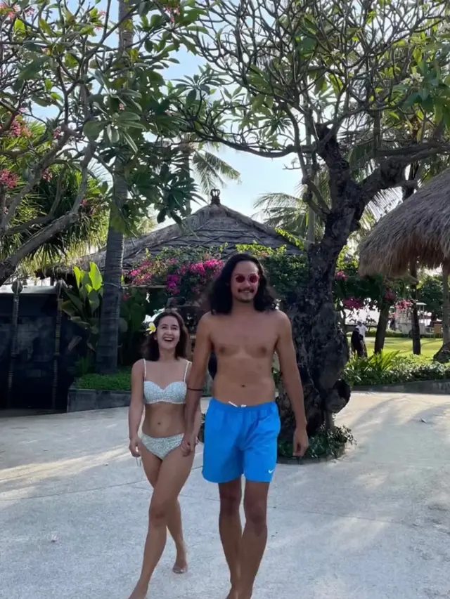 8 Potret Gaya Widi Mulia Liburan di Bali, Pamer Baby Bump dalam Balutan Bikini