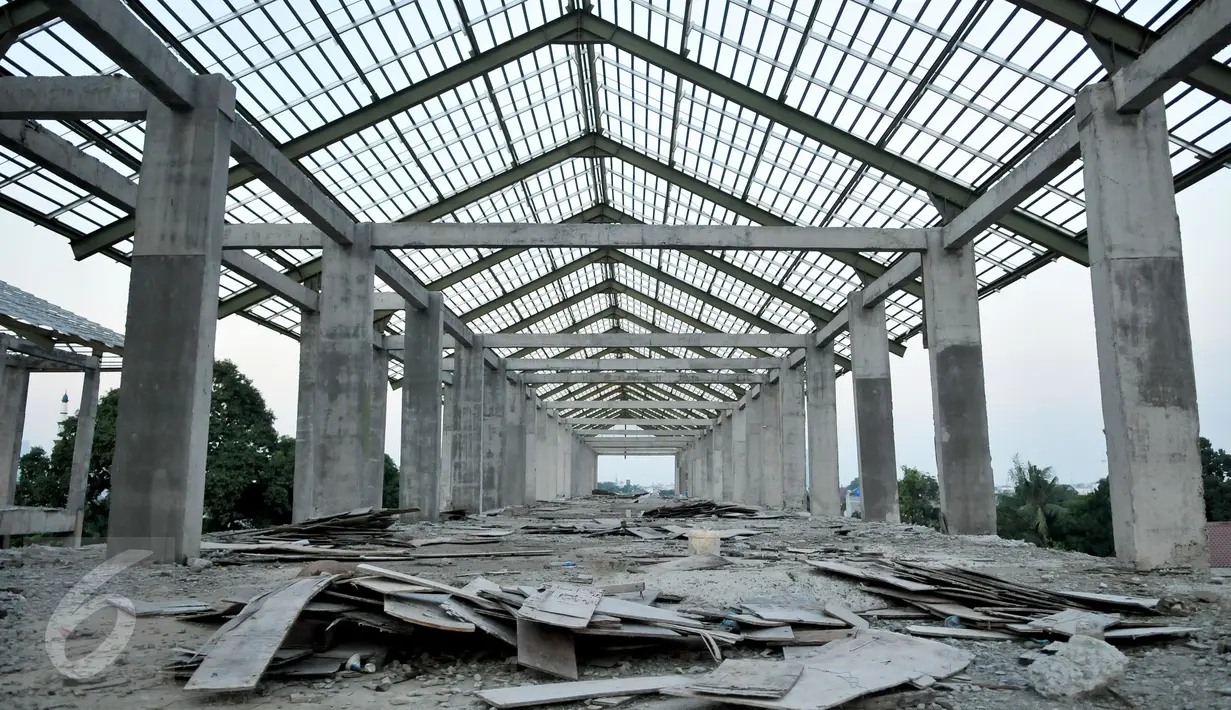 Salah satu bagian gedung SMP Negeri 164 yang belum selesai diperbaiki di kawasan Kebayoran Lama, Jakarta, Kamis (28/7). Gedung sekolah itu mulai dikosongkan tahun 2012 dan seluruh siswanya dipindahkan ke tiga sekolah dasar. (Liputan6.com/Gempur M Surya)