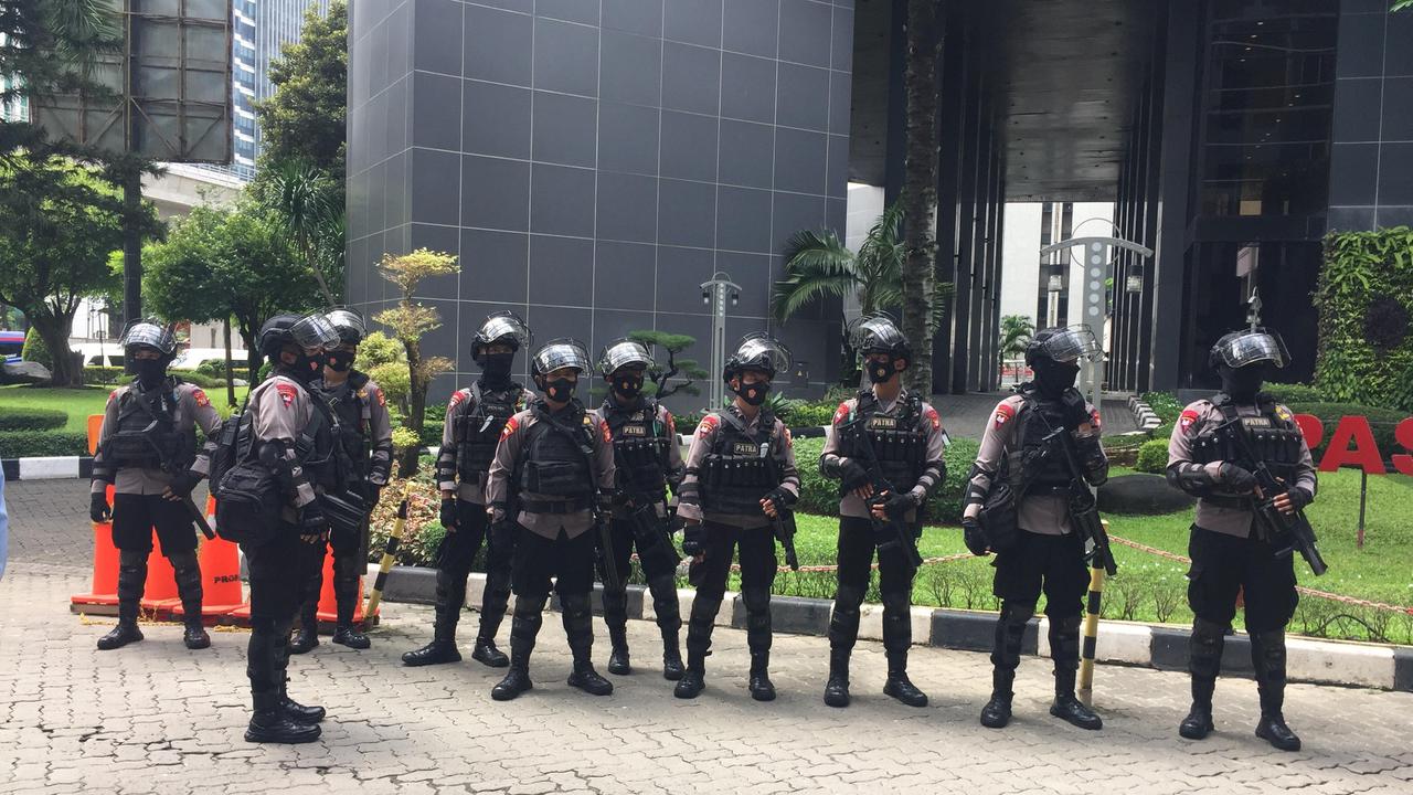 Petugas Polisi Berjaga