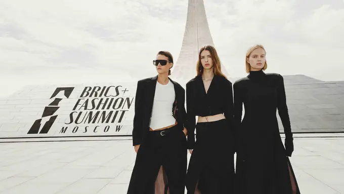 RAEGITAZORO, yang didirikan oleh Raegita Oktora pada tahun 2014, dikenal dengan gaya yang berani dan futuristik.