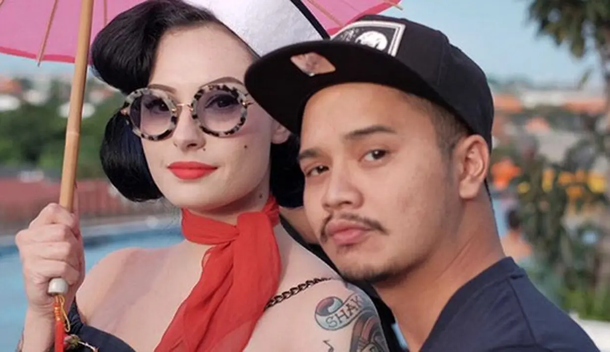 Kado Natal terindah dirasakan oleh Cludia Adinda. Pasalnya, bertepatan dengan Natal tahun ini, ia dilamar oleh pemeran Derby Romero. Pasangan ini menjalin kisah cinta sekitar setahun belakangan. (Instagram/derbyromero)