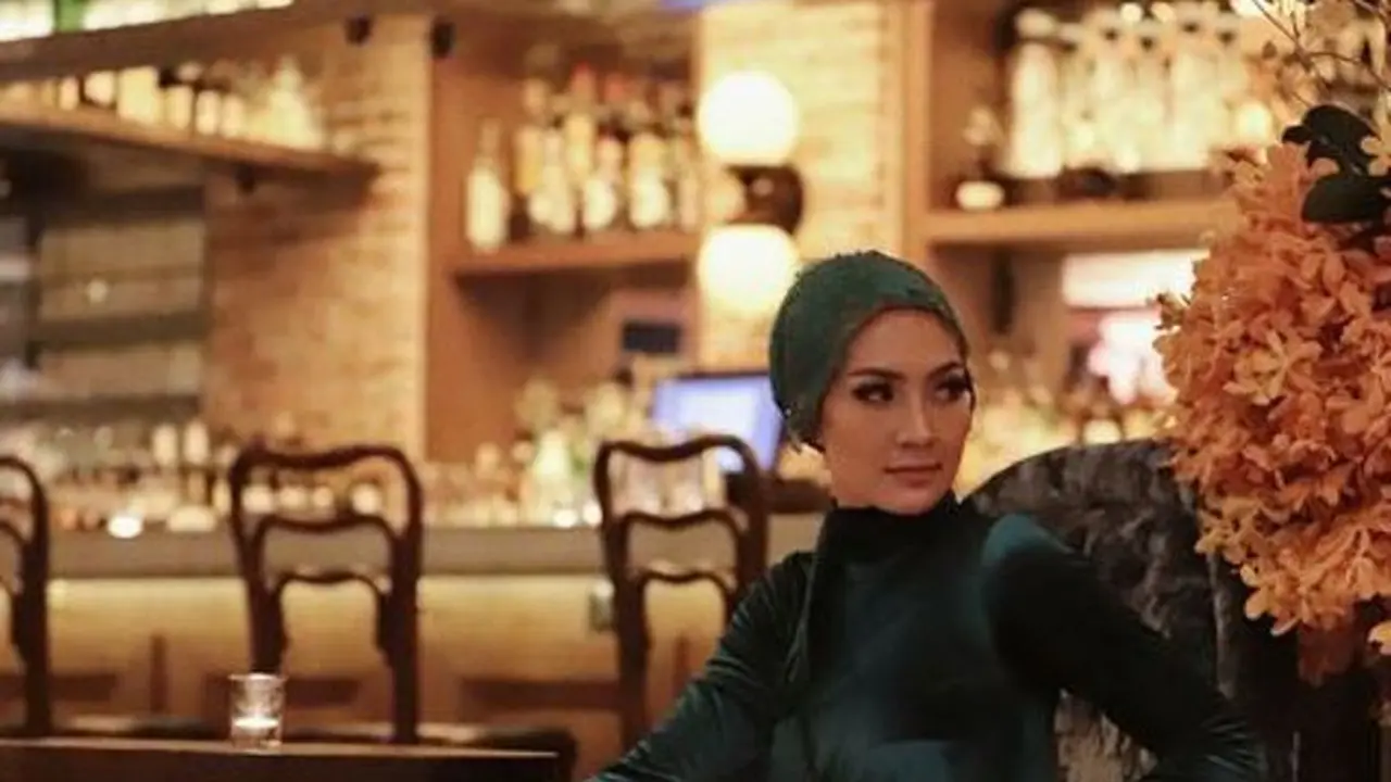 [Bintang] Beginilah Gaya Kekinian Steffy Burase, Model Cantik yang Dicekal KPK