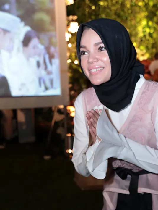 Meski tak kunjung mendapatkan momongan, baik Dewi maupun suaminya belum memutuskan untuk menjalani proses inseminasi bayi tabung yang sekarang ini marak dilakukan oleh para selebriti. (Deki Prayoga/Bintang.com)