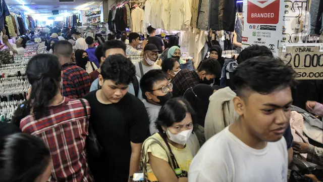 Jelang Lebaran Idul Fitri, Warga Antusias Berburu Pakaian Impor Bekas