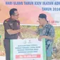 Kepala Kejati Riau Akmal Abbas menyerahkan bantuan pembuatan rumah kepada cleaning service sebagai rangkaian Hari Bhkati Adhyaksa. (Liputan6.com/M Syukur)