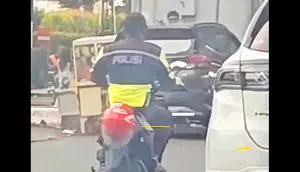 Viral Pemotor Berjaket Polisi, Helm Tidak Dipakai di Kepala tetapi Digantung di Motor