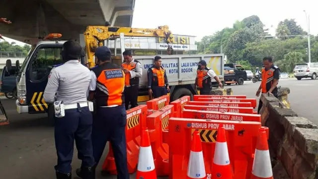 Water barrier yang disiapkan Pemkot Bogor jelang pemberlakuan PSBB. (Liputan6.com/Achmad Sudarno)