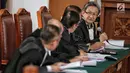 Pengacara Romahurmuziy, Maqdir Ismail (kanan) mengikuti sidang praperadilan di PN Jakarta Selatan, Senin (6/5/2019). Sidang beragendakan membacakan permohonan atau gugatan yang sebelumnya diajukan mantan Ketum PPP Romahurmuziy usai ditetapkan sebagai tersangka oleh KPK. (Liputan6.com/Faizal Fanani)