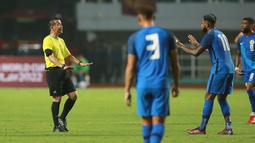 Pemain Timnas Curacao memprotes keputusan wasit&nbsp;Xaypaseth Phongsanit saat laga FIFA Match Day antara Timnas Indonesia melawan Timnas Curacao di Stadion Pakansari, Bogor, Selasa (27/09/2022). (Bola.com/Muhammad Iqbal Ichsan)