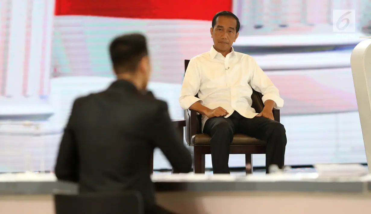 Capres nomor urut 01 Joko Widodo memperhatikan moderator saat tanya jawab dalam debat keempat Pilpres 2019 di Hotel Shangri-La, Jakarta, Sabtu (30/3). Debat kali ini mengangkat tema tentang ideologi, pemerintahan, pertahanan dan keamanan, serta hubungan internasional. (Liputan6.com/JohanTallo)