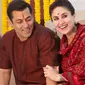 Salman Khan dan Kareena Kapoor dalam salah satu adegan film Bajrangi Bhaijaan