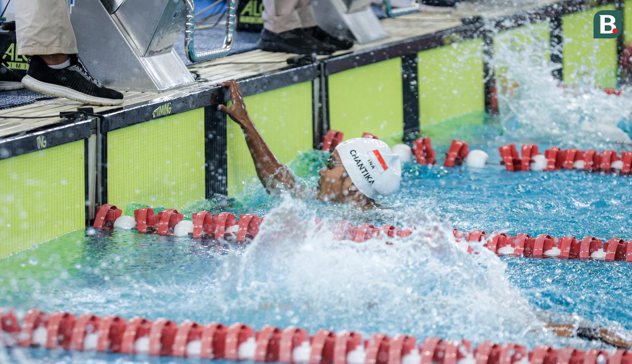 Perenang Indonesia, Adelia Chantika memenangkan renang nomor 200 meter Gaya Bebas Putri Indonesia Open Aquatic Championships 2025 di Stadion Akuatik Gelora Bung Karno, Senayan, Jakarta, Rabu (12/11/2025). Adelia tercepat dengan menorehkan waktu 2 menit 5,92 detik. (Bola.com/Bagaskara Lazuardi)