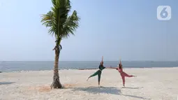 Warga senam di hamparan pasir putih White Sand Beach, Pantai Indah Kapuk (PIK) 2, Jakarta Utara, Sabtu (5/6/2021). Hamparan pasir putih buatan sepanjang sekitar 4 Km menjadi salah satu destinasi warga Jabotabek untuk berlibur. (merdeka.com/Arie Basuki)