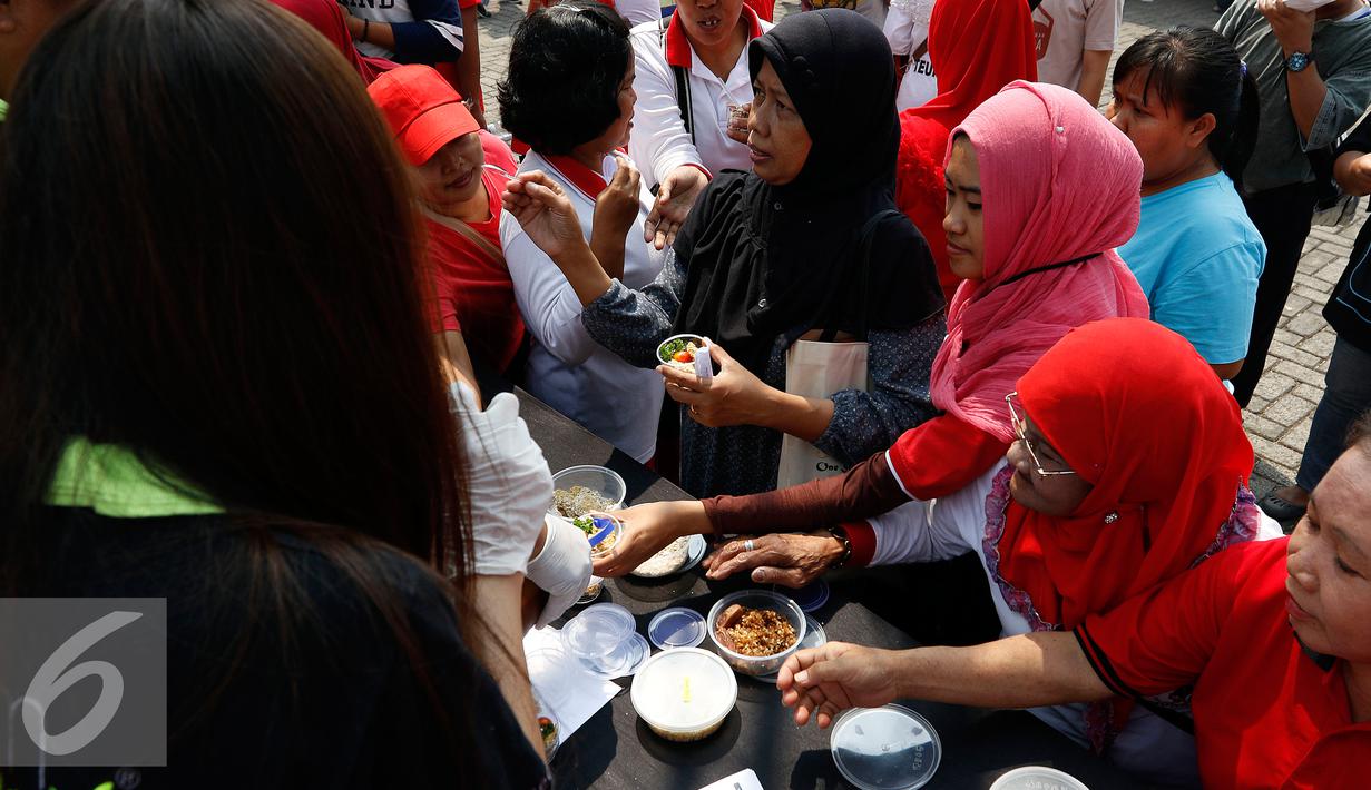 Antusias pengunjung saat hendak mencicipi menu makanan sehat dalam dalam acara bazar 'Food for Heart' , Jakarta, Minggu (27/9/2015). Acara tersebut digelar dalam rangka memperingati Hari Jantung Sedunia 2015. (Liputan6.com/Yoppy Renato)