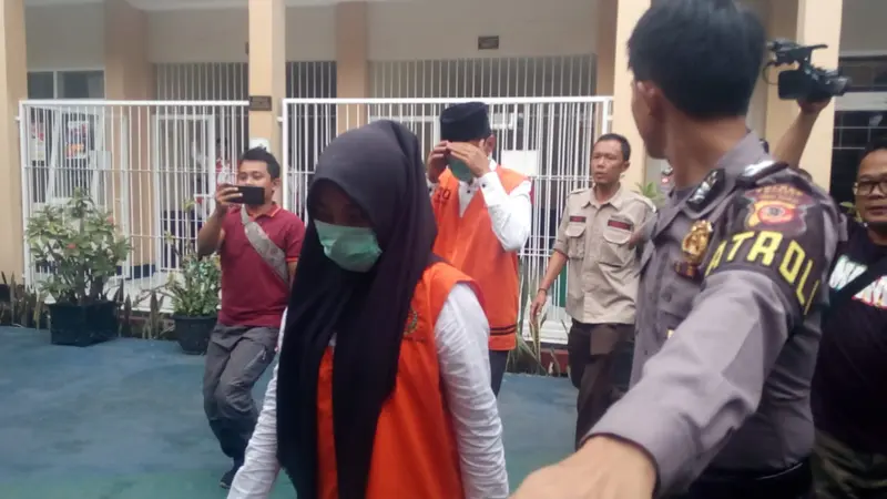 Dengan pengawalan ketat aparat, VN, salah satu terdakwa kasus Vina Garut, mulai memasuki ruang persidangan di ruang persidangan Pengadilan Negeri Garut