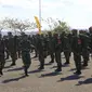 Foto: Pangdam IX/Udayana Mayjen TNI Kurnia Dewantara saat memeriksa pasukan di Markas Lantamal VII Kupang (Liputan6.com/Ola Keda)