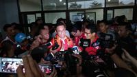 Anies Baswedan saat melayani wawancara wartawan usai menyaksikan laga Persija kontra Barito Putera, Sabtu (22/4/2017) di Stadion Patriot, Bekasi. (Bola.com/Wiwig Prayugi)