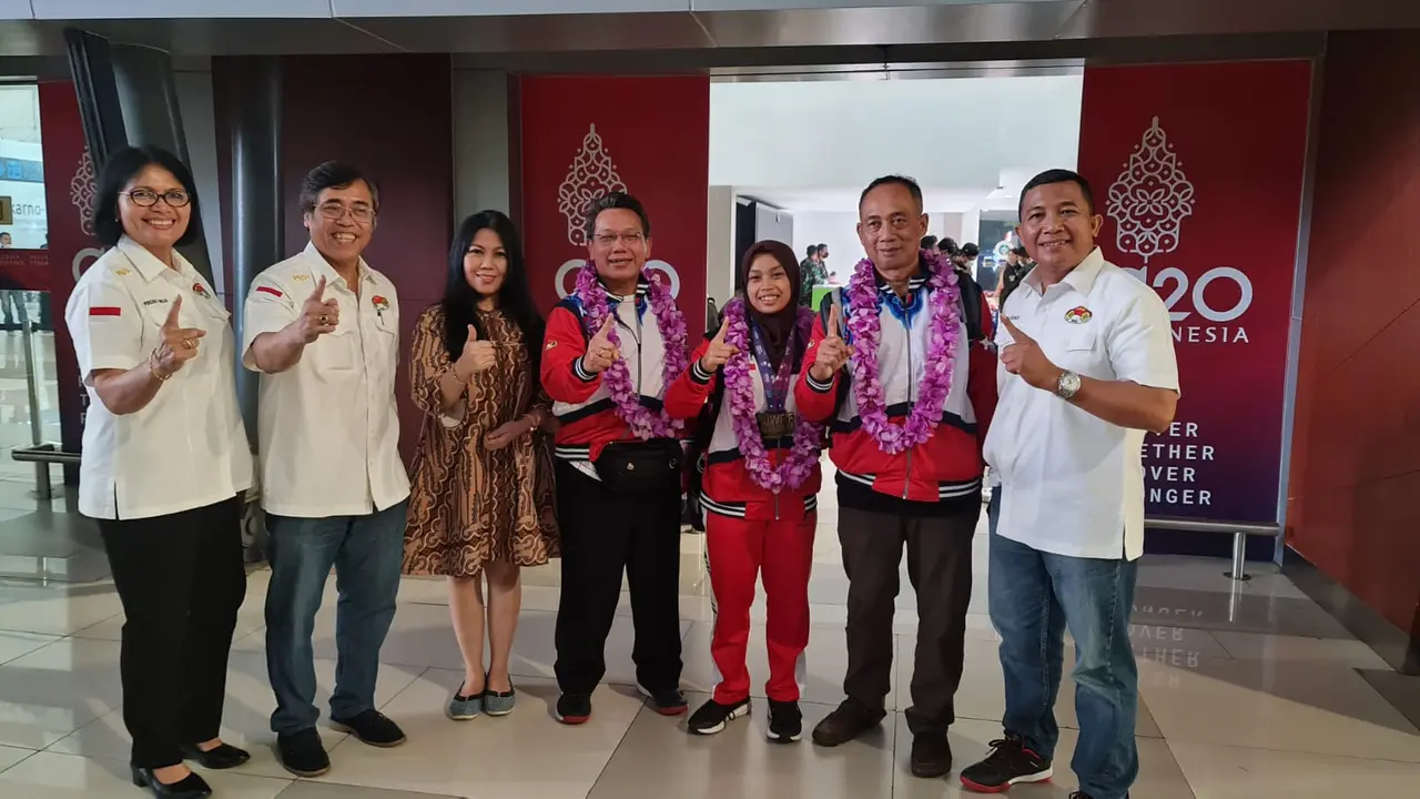 Atlet Angkat Besi Luluk Diana Triwijayana Pulang Usai Jadi Juara Dunia Remaja