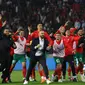 Pelatih Maroko Walid Regragui dan para pemainnya menyapa para penggemar setelah pertandingan persahabatan&nbsp;melawan Brasil di Stadion Grand Stade de Tanger, Minggu, 26 Maret 2023. (Fadel Senna / AFP)