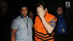 Pemilik PT Binivan Konstruksi Abadi, Effendy Syahputra memakai rompi tahanan seusai menjalani pemeriksaan di Gedung KPK, Jakarta, Kamis (19/7). Effendy terkena operasi tangkap tangan bersama Bupati Labuhanbatu, Pangonal Harahap. (Merdeka.com/Dwi Narwoko)