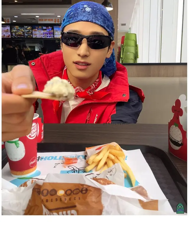 7 Editan Foto Netizen Agar Ada Teman Makan di Depannya Ini Bikin Geleng Kepala