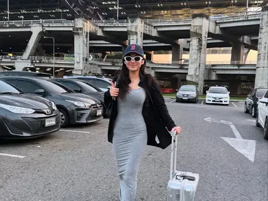 Azizah Salsha tidak hanya hadir untuk mendampingi, tetapi juga membantu Arhan sebagai penerjemah pribadi. Keputusan Arhan pindah ke Thailand menandai babak baru dalam perjalanan kariernya setelah sebelumnya bermain di klub Korea. Kebersamaan pasangan ini menjadi sorotan, terutama dalam perjalanan mereka di Bangkok. (Liputan6.com/IG/@azizahsalsha_)