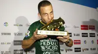 Aleksandar Rakic menerima trofi top scorer Liga 1 2018. (Bola.com/Vincentius Atmaja)